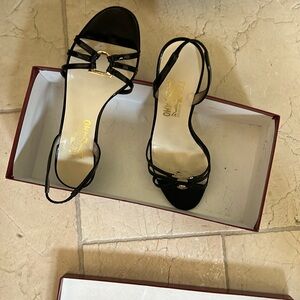 Ferragamo Nablina w/ gold detail. Very good condition. See box for details.